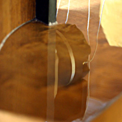 Reflet de la compression sur la caisse grave en bouleau de Finlande poli.
